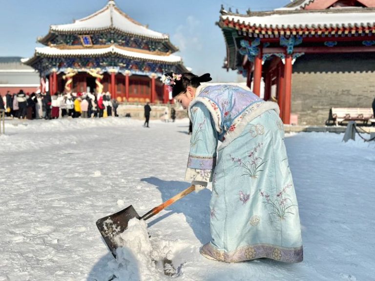 春節期間，瀋陽故宮被皚皚白雪覆蓋，有遊客主動拿起工作人員的除雪工具，體驗為清宮掃雪的感覺。