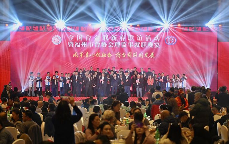 活動現場，全國台企聯、福州市台協會代表齊唱《愛拼才會贏》。