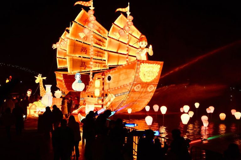第二十三屆「兩馬同春鬧元宵」燈會在福州市馬尾區琅岐紅光湖公園亮燈迎客。圖為民眾觀看鄭和下西洋造型燈組。 中新社