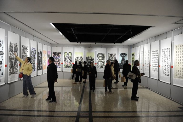 3月11日，皖台紀念孫中山先生逝世百年百幅作品展在安徽省合肥市啟幕。圖為人們在欣賞書畫作品。中新社