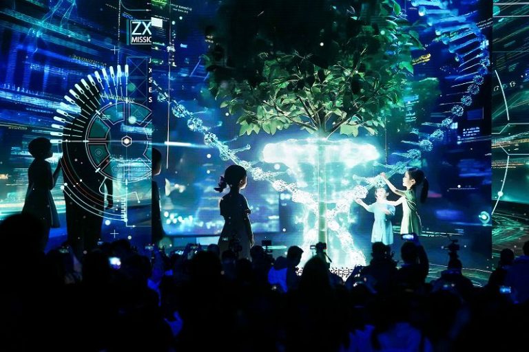 3月28日，以「科學夢想 創造未來」為主題的2025中國科幻大會在北京首鋼園開幕。圖為《我們·智慧·AI》科幻主題秀。 中新社