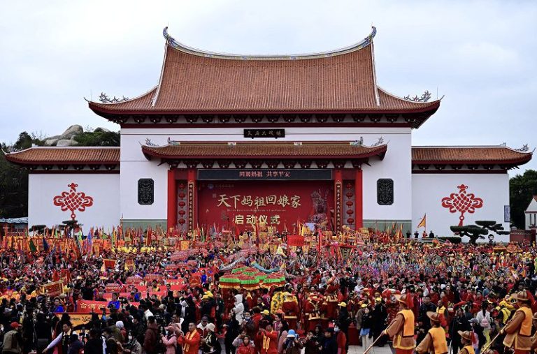 3月29日，正值農曆三月初一，「天下媽祖回娘家」啟動儀式在福建省莆田市湄洲媽祖祖廟天後廣場舉行，來自海內外的一百多家媽祖文化團體代表，近萬名嘉賓匯聚一堂，共襄盛舉。