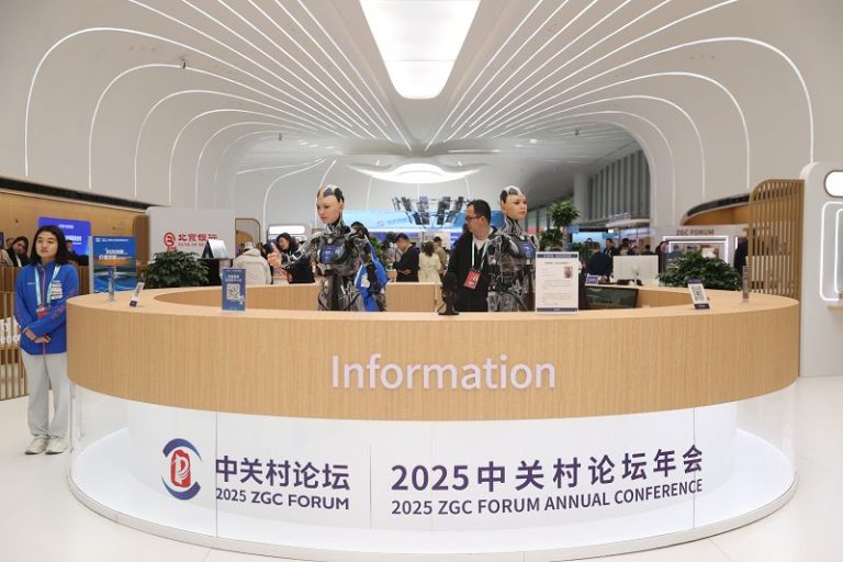 圖為中關村國際創新中心內的接待機器人（仿生交互性機器人）。 中新社