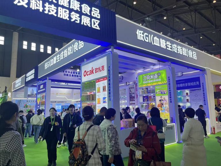 圖為採購商、消費者選購健康食品。 中新社