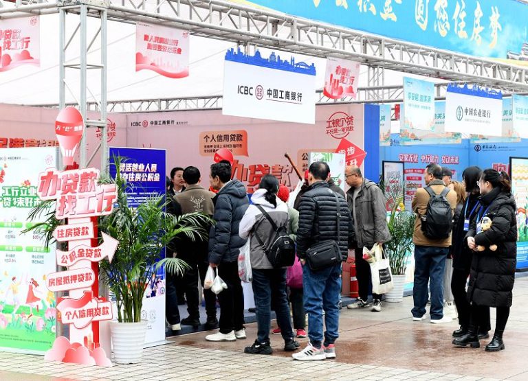市民在2025重慶春交會現場咨詢、瞭解房屋貸款政策等信息。 中新社