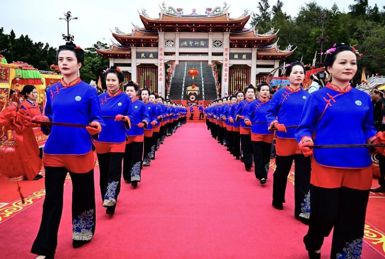 湄洲女發髻與大海衫、紅黑褲子並列為湄洲女的三大顯著特徵，代代流傳。 中新社