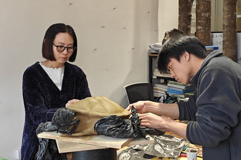 4月1日，李詩維（左一）帶領泉州工藝美術職業學院的學生創作陶瓷作品。
