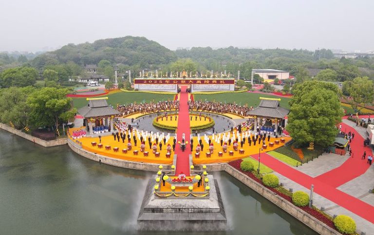 百餘名台胞拜謁大禹陵 會稽山下追念華夏先祖