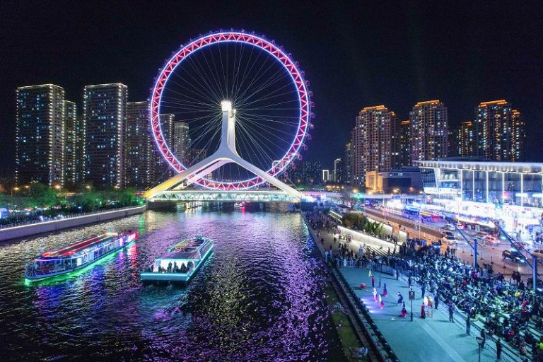 4月2日，市民及乘坐遊船的遊客觀看天津海河畔親水平台文藝演出。當晚，第八屆天津海河文化旅遊節啟幕。