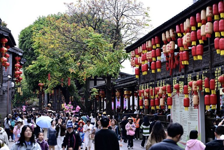 4月4日是清明小長假的第一天，民眾在福州三坊七巷歷史文化街區參觀遊玩。 中新社