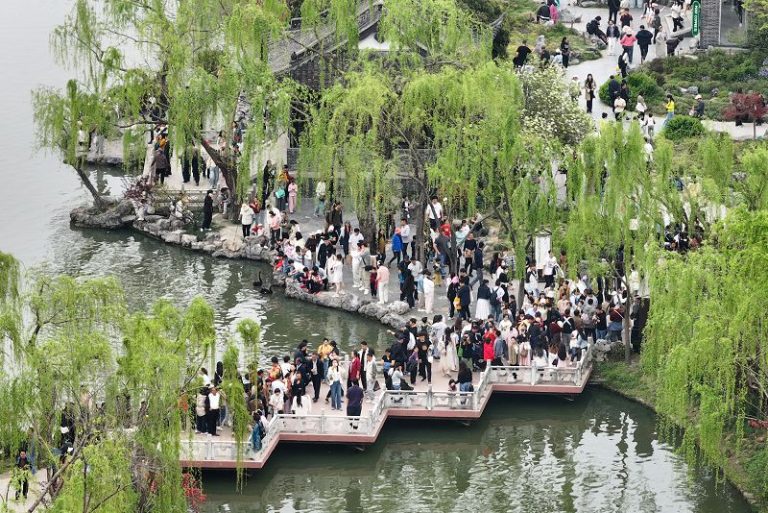 4月4日，遊客們在江蘇揚州瘦西湖景區內遊玩。（無人機照片） 中新社