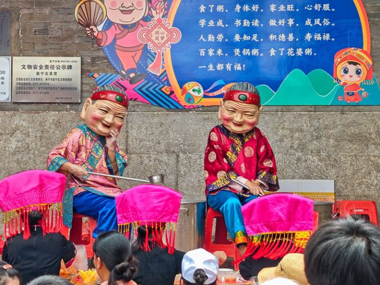 4月9日，在廣西南寧市邕寧區蒲廟鎮，「花婆節」活動吸引民眾參與。圖為「花婆送粥」現場。