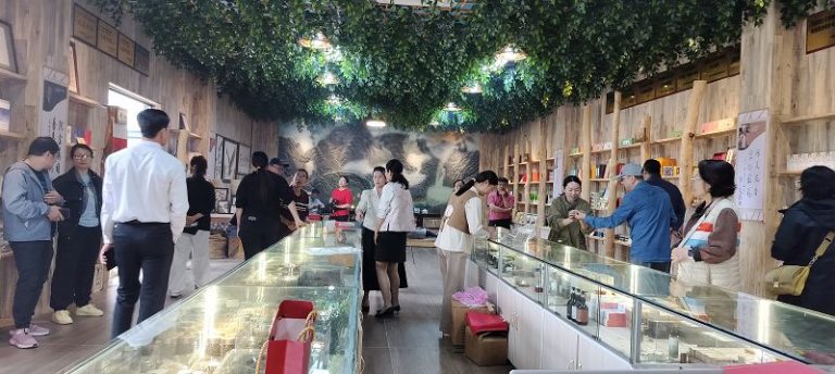 世界各地華文媒體代表在廣東茂名電白區考察沉香文化。