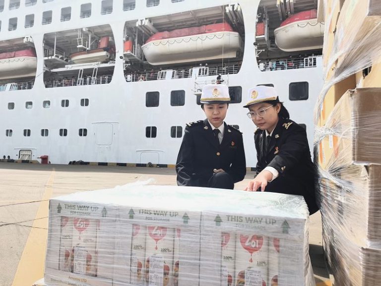 圖為4月3日海關關員對首單保稅直供郵輪的境外食品進行現場監管。