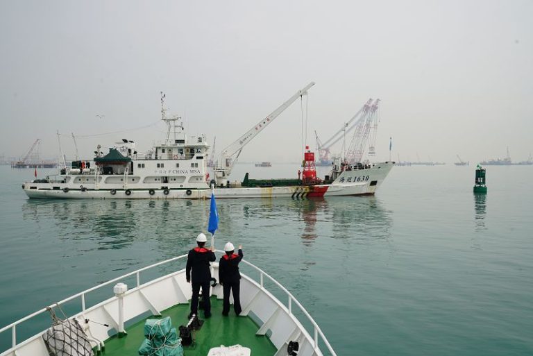 圖為4月8日，廈門海事局工作人員在金通航道水域拋設JT14A號燈浮。 中新社