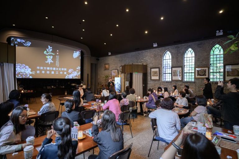 5月11日，在天津安裡甘藝術中心，天津白氏點翠修復與製作技藝第五代傳承人李靖帶領大家一同感受點翠技藝。