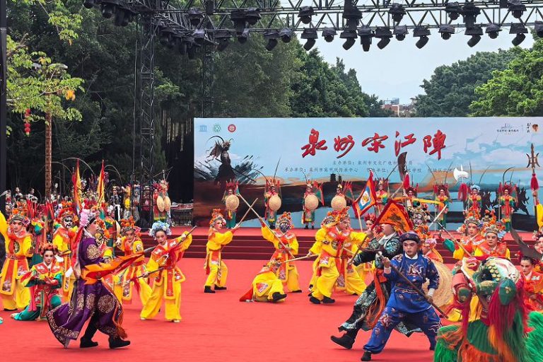 「簪花大將」遊古城 泉州重現兩岸民俗「宋江陣」