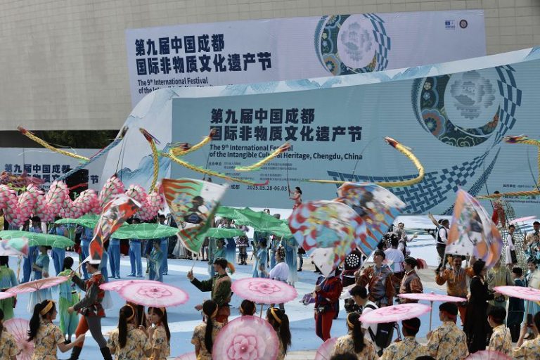 5月28日，第九屆中國成都國際非物質文化遺產節開幕。圖為開幕巡遊表演現場。中新社