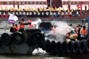 閩台端午對渡 海上潑水祈福