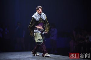 身後有尾巴 腳下踩獸足  兩岸青年秀創意