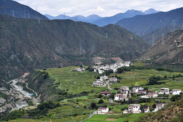 四川鄉城 高山腳下的白藏房