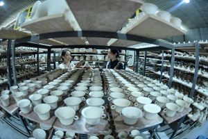 四川彭州 陶瓷企業製作忙
