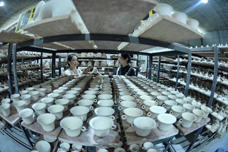 四川彭州 陶瓷企業製作忙