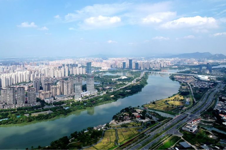 2024年10月18日，航拍福建省漳州市中心城區，九龍江畔的城市建設美景如畫。中新社