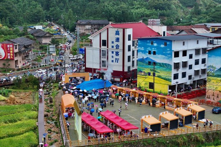 9月23日，民眾在福建莆田仙遊縣菜溪鄉象星村參加農產品展銷活動。