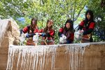 四川鄉城 遊客穿「瘋裝」體驗「白色灌禮」習俗