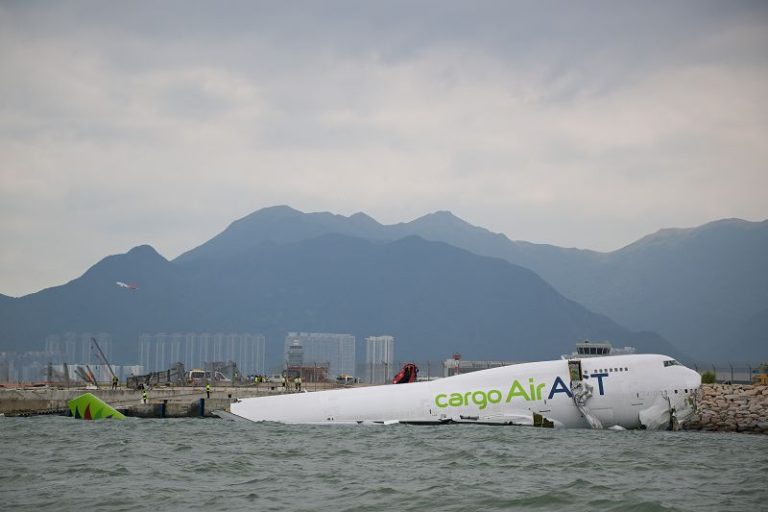 香港國際機場發生貨機墜海事故致2人遇難
