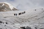 青海果洛阿尼瑪卿雪山「天路」跨越五十載
