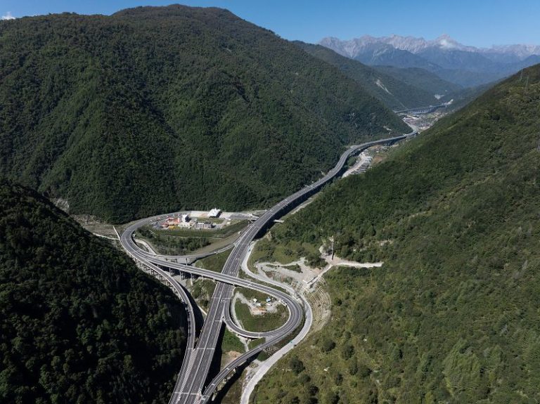 世界自然遺產九寨溝開通高速公路