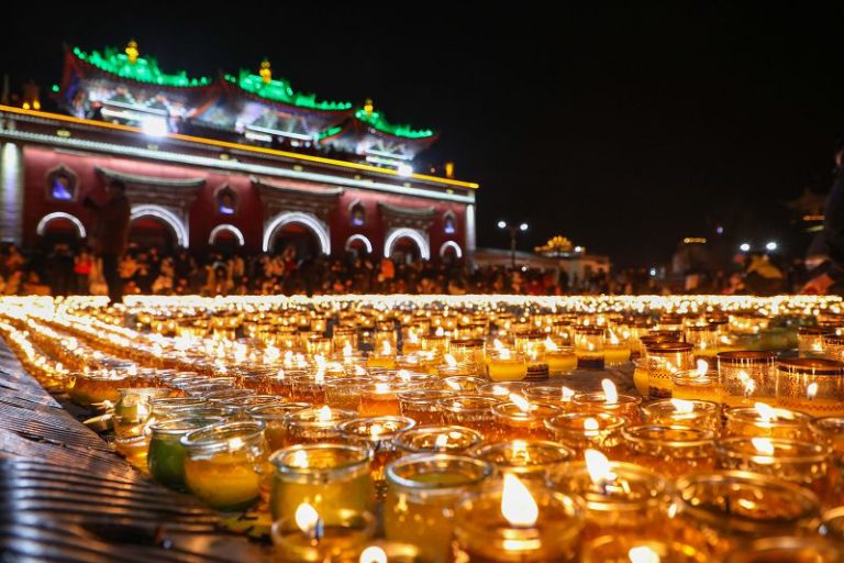 塔爾寺燃燈日吸引青年「雲」祈福
