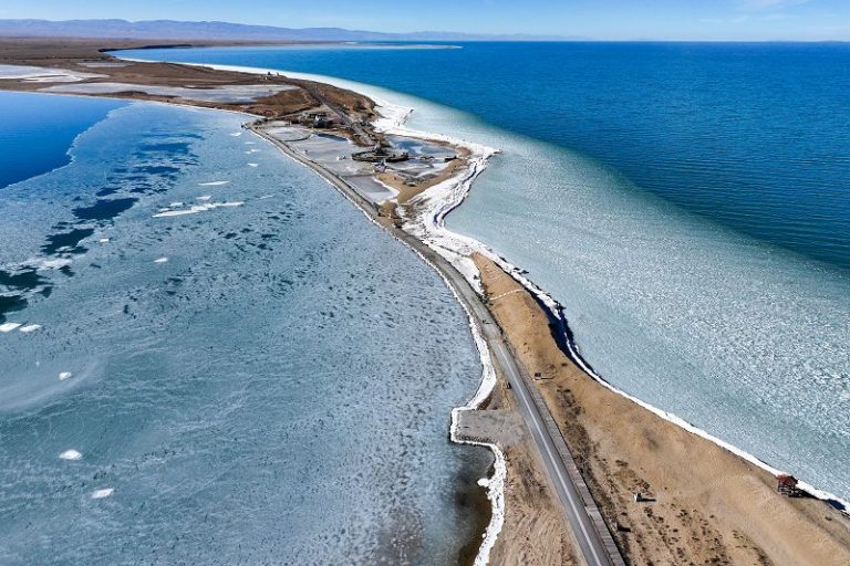 青海湖冰推景觀吸遊客打卡拍照
