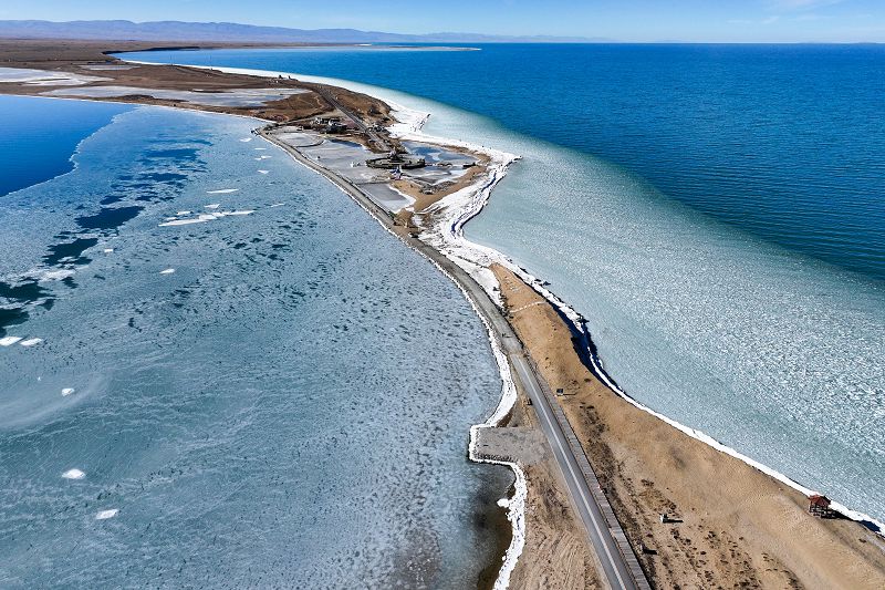 青海湖冰推景觀吸遊客打卡拍照