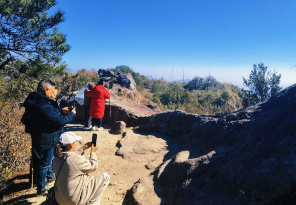1月11日，遊客在寶山國家級風景名勝區觀賞「哮天犬」石。中新社