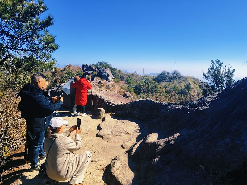 1月11日，遊客在寶山國家級風景名勝區觀賞「哮天犬」石。中新社