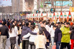 1月17日，年貨市集現場人流如織。當日，杭台兩岸年貨市集在浙江杭州西湖畔開集，兩岸優質年貨資源、非遺技藝、民俗展演等匯聚現場。 中新社