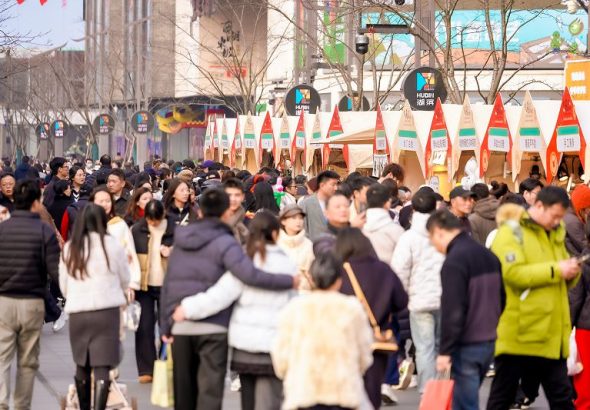 1月17日，年貨市集現場人流如織。當日，杭台兩岸年貨市集在浙江杭州西湖畔開集，兩岸優質年貨資源、非遺技藝、民俗展演等匯聚現場。 中新社