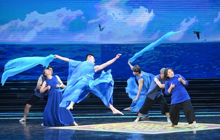 1月20日，2026福州十邑春節聯歡晚會在福州海峽文化藝術中心完成錄製。圖為馬祖馬悠蹈嶼舞蹈團演繹的《拍楸的呵聲》。中新社