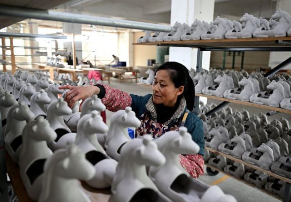 1月23日，泉州順美集團有限責任公司的工人正在車間作業。農曆馬年春節臨近，該公司收到不少海外生肖瓷訂單。中新社