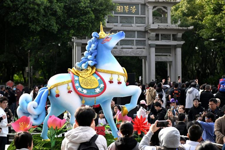 1月24日，馬年生蕭IP裝置「東·守守」在泉州芳草園廣場正式亮相，標誌著僑鄉福建泉州馬年生蕭IP裝置「六合同風馬」全部登場。中新社