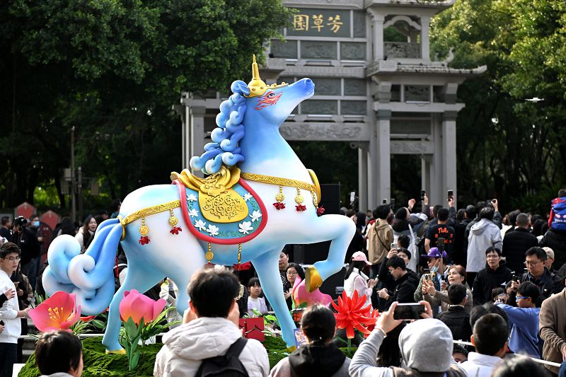 1月24日，馬年生蕭IP裝置「東·守守」在泉州芳草園廣場正式亮相，標誌著僑鄉福建泉州馬年生蕭IP裝置「六合同風馬」全部登場。中新社
