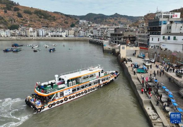 1月26日，客貨郵融合班船在霞浦縣海島鄉的西洋島碼頭靠泊（無人機照片）。