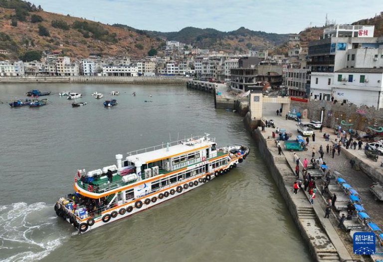 1月26日，客貨郵融合班船在霞浦縣海島鄉的西洋島碼頭靠泊（無人機照片）。