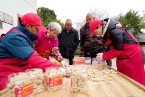 1月26日，手藝師傅們將米臘嘗切成一小塊一小塊，利落裝進罐中。