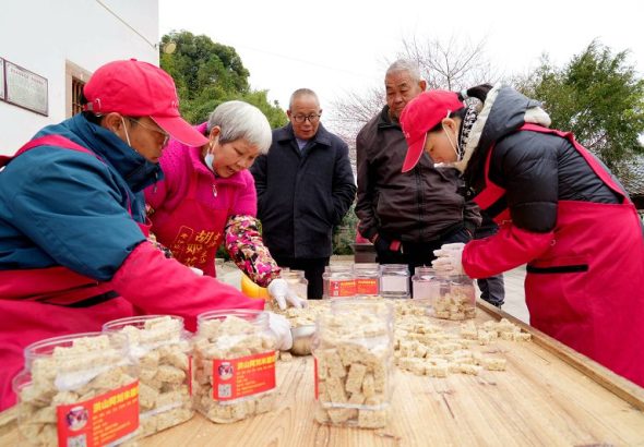 1月26日，手藝師傅們將米臘嘗切成一小塊一小塊，利落裝進罐中。