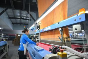 1月27日，廣西嘉聯絲綢股份有限公司生產車間裡，工人趕製真絲壯錦產品。