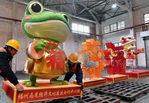 1月28日，第二十四屆「兩馬同春鬧元宵」活動福州馬尾贈馬祖的28組燈組，在福州青州集裝箱碼頭裝箱，計劃運往馬祖，亮相當地燈會。中新社